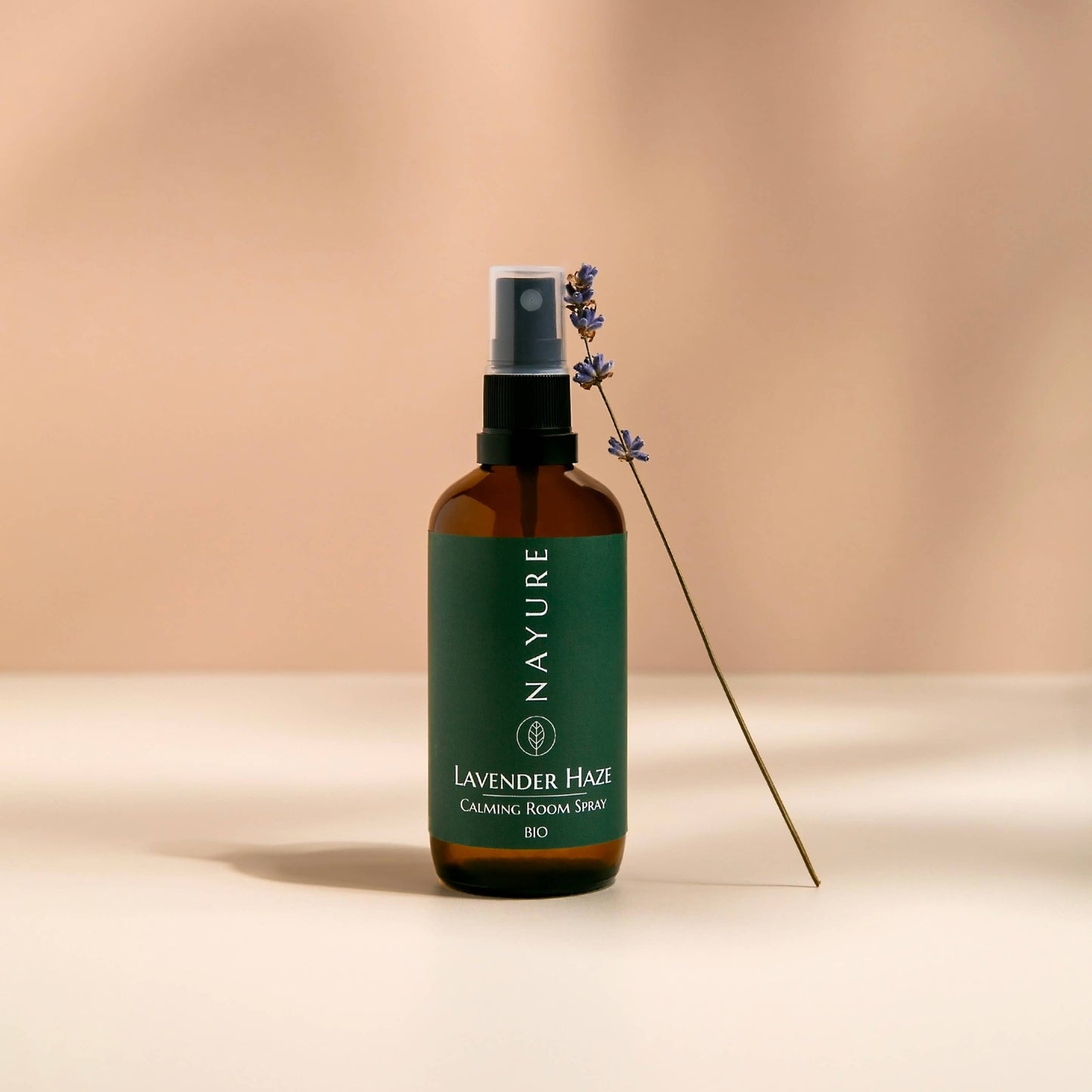 Lavendel rom spray med 100% eteriske oljer - Front bilde stånde med lavendel på