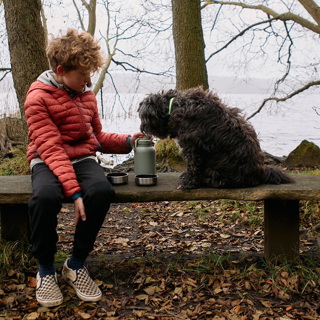 Haps hundeflaske - isolert med skål - Lev Logisk