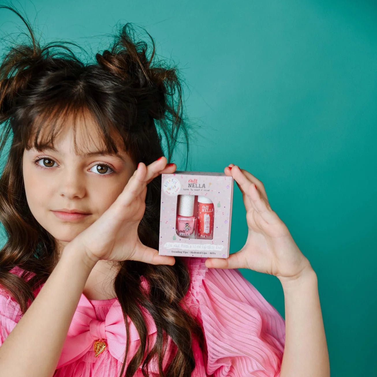 Miss Nella duo lipgloss+neglelakk (Sugar hugs/pink secret) fra Lev Logisk