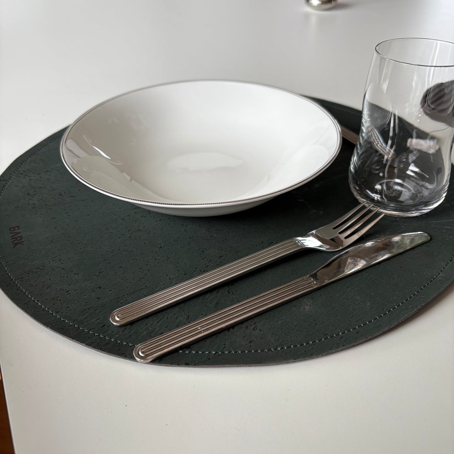 Tosidig spisebrikke/pyntebrikke av korkskinn (mengderabatt)