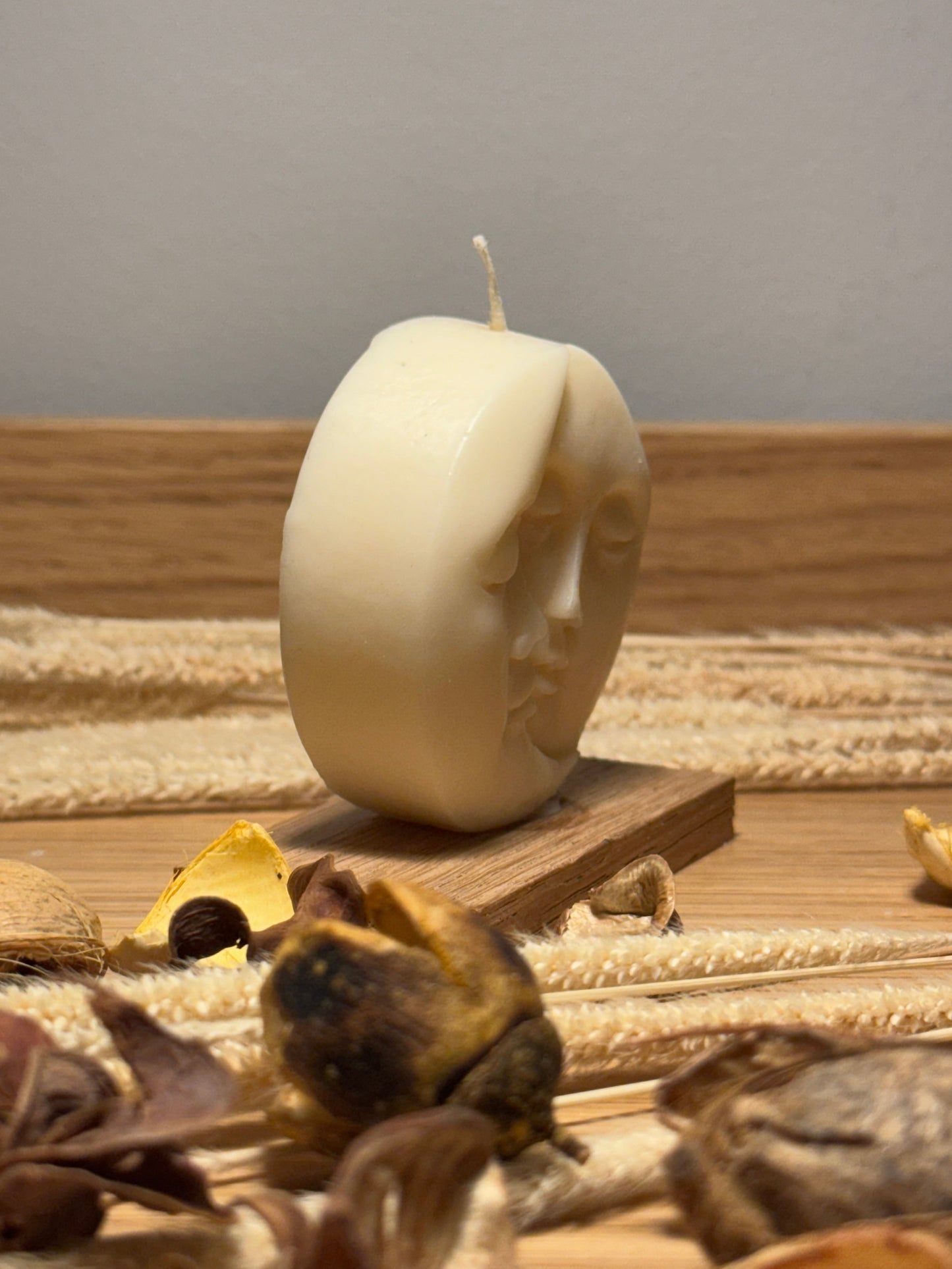 Sun-moon face candle