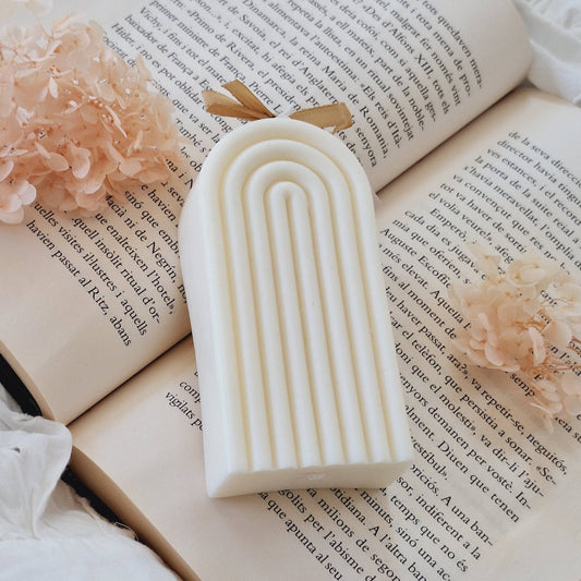 Soyavokslys med eteriske oljer - ylang ylang & jasmine - Bilde liggende på bok