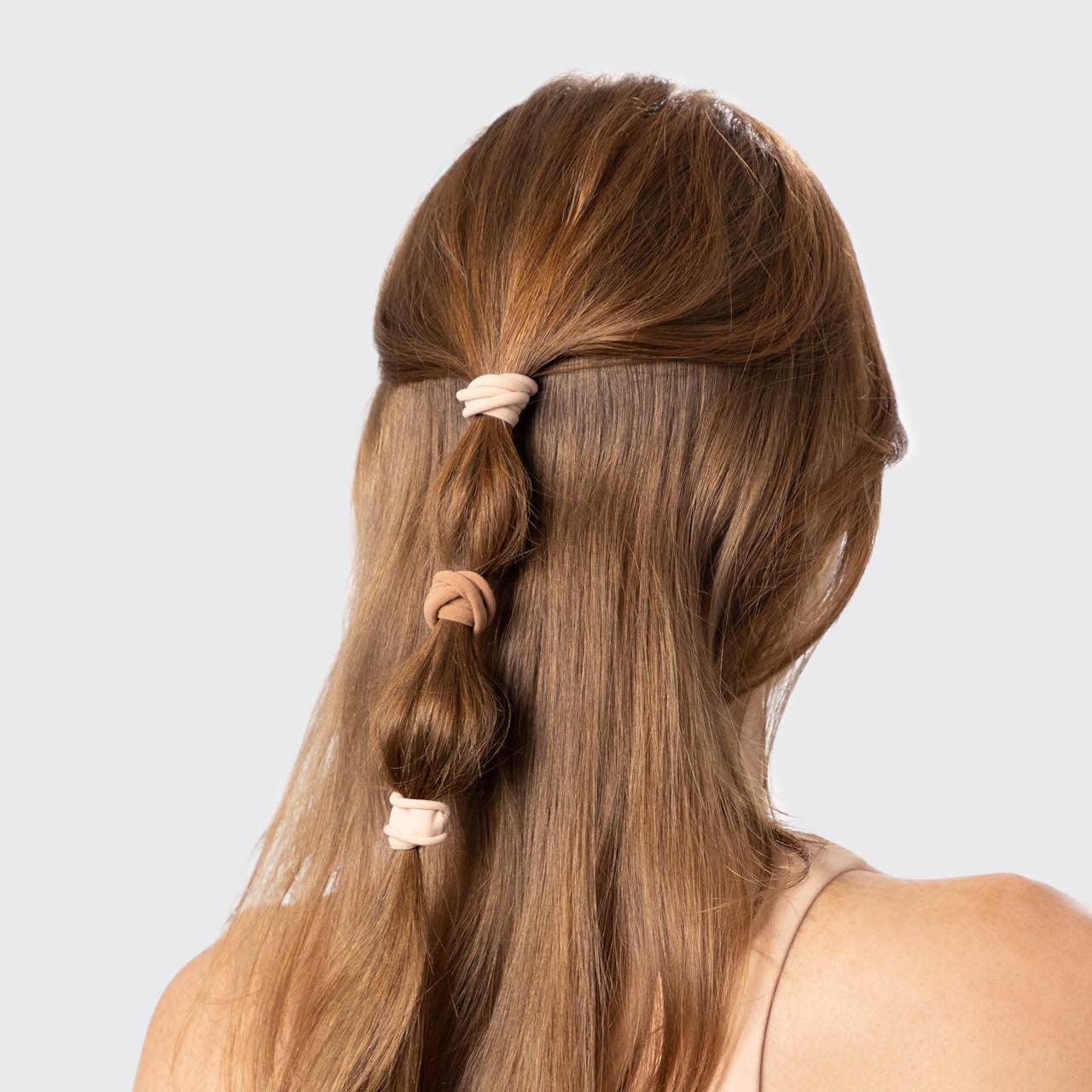 Hårstrikker i 100% resirkulert Nylon - Bilde i håret på modell