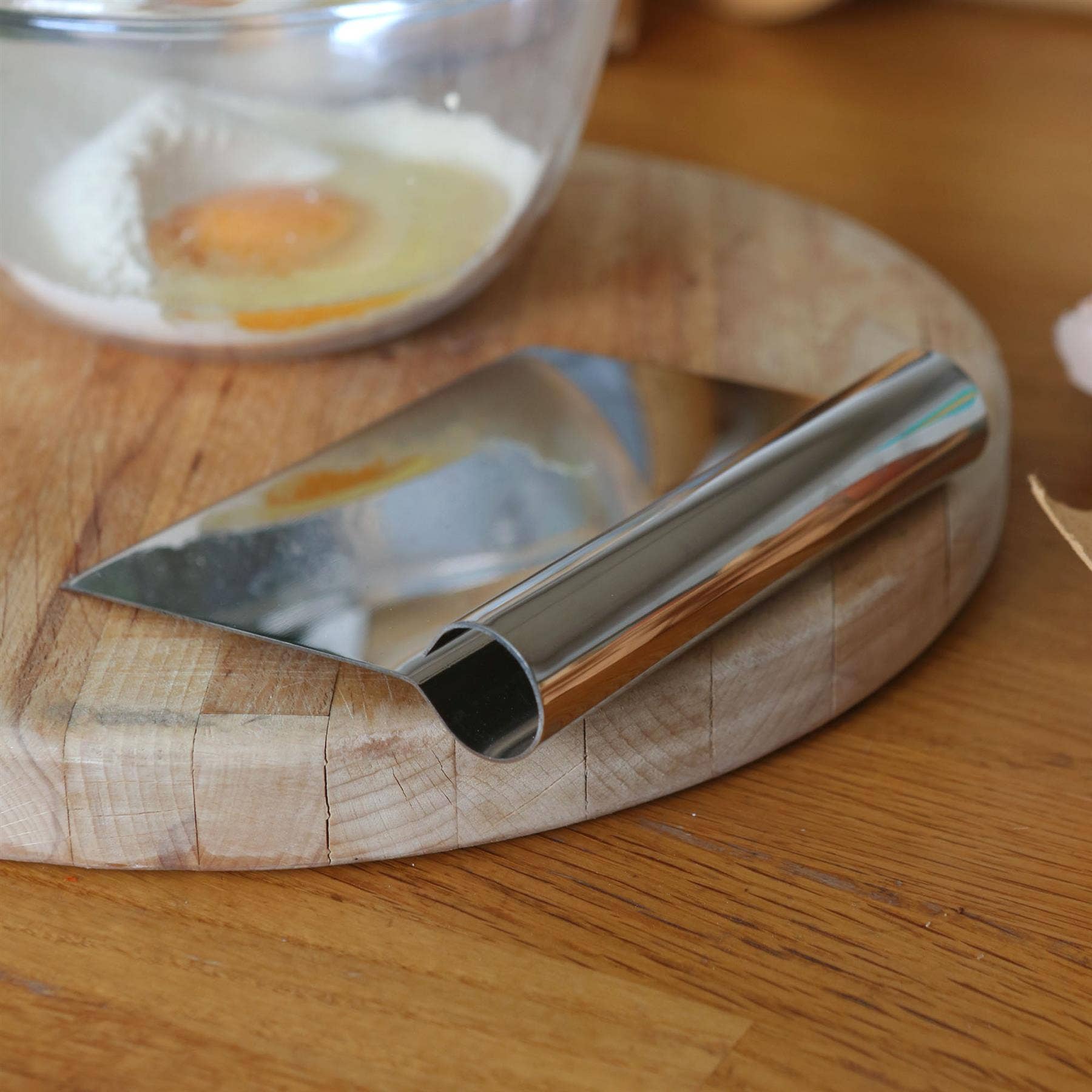 Deigskrape i stål 13,5cm-Frontbilde av stål deigskrape til baking.