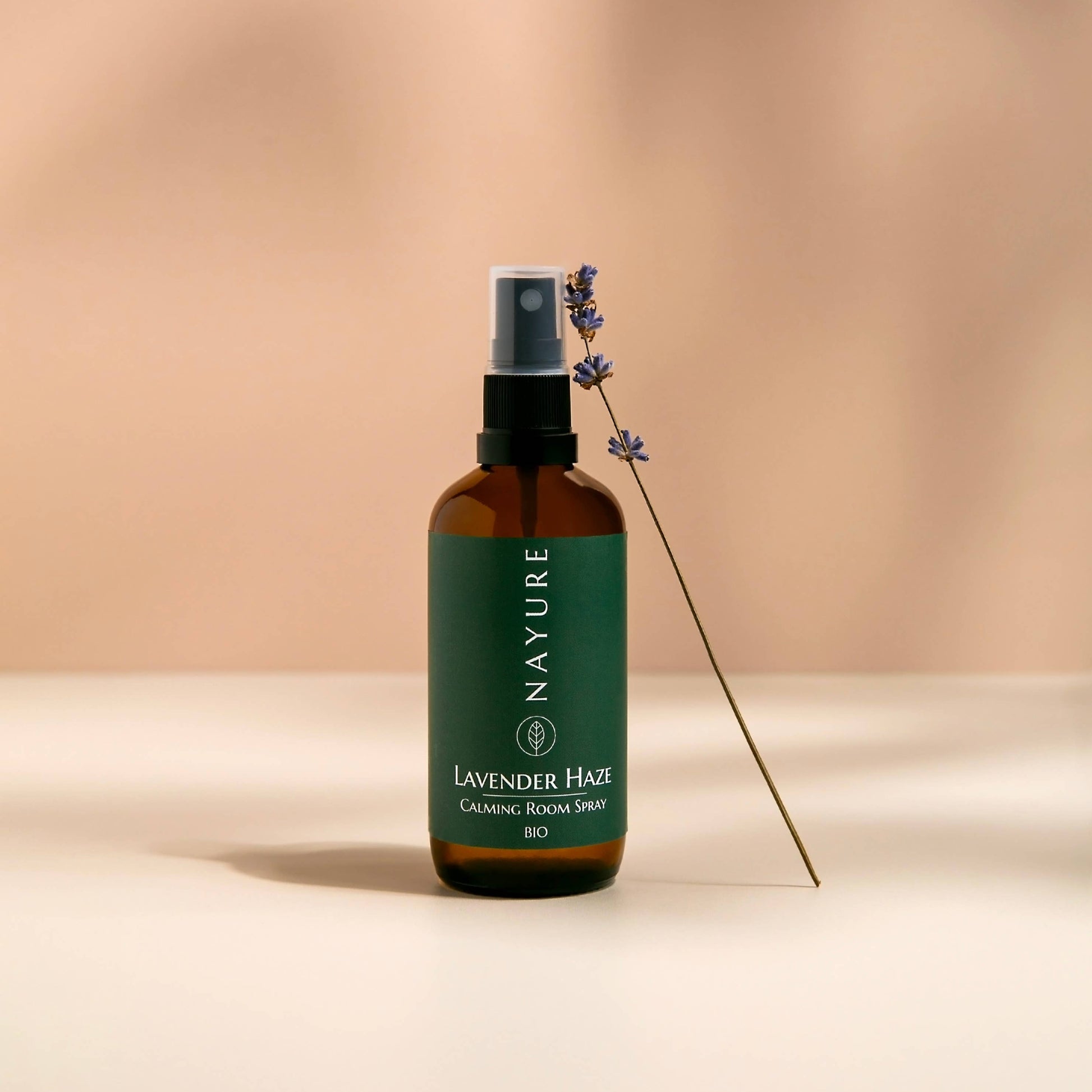 Lavendel rom spray med 100% eteriske oljer - Front bilde stånde med lavendel på