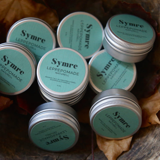 Symre leppepomade naturell inneheld få og naturlege ingredisenser. Ein naturleg leppepomade heilt uten parfyme, god for barn og andre med sensitiv hud, eksem og allergi.