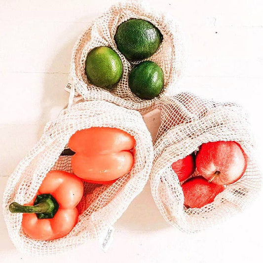 Nettingposer i økologisk bomull 3pk-Ovenfra bilde av 3 nettposer i økologisk bomull med frukt og grønt oppi posene. Plastfritt og miljøvennlig produkt for mat og oppbevaring. 