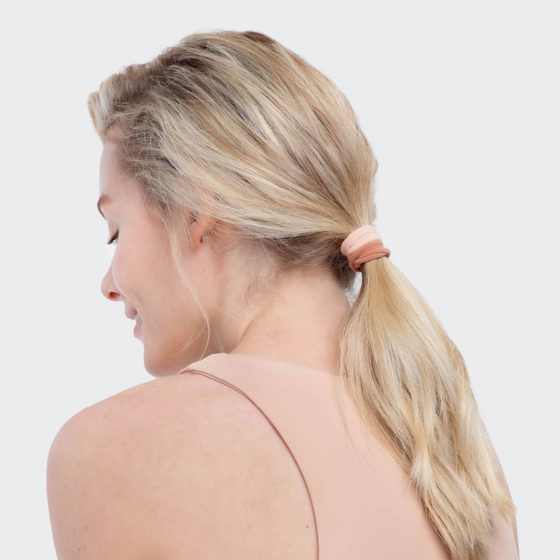 Hårstrikker i 100% resirkulert Nylon - Bilde av strikkene på modell